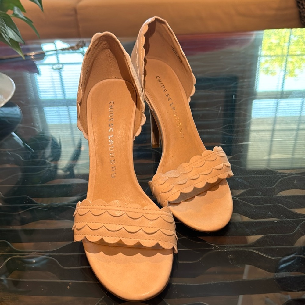 Chinese laundry heels size 7M light bege color. Brand new !